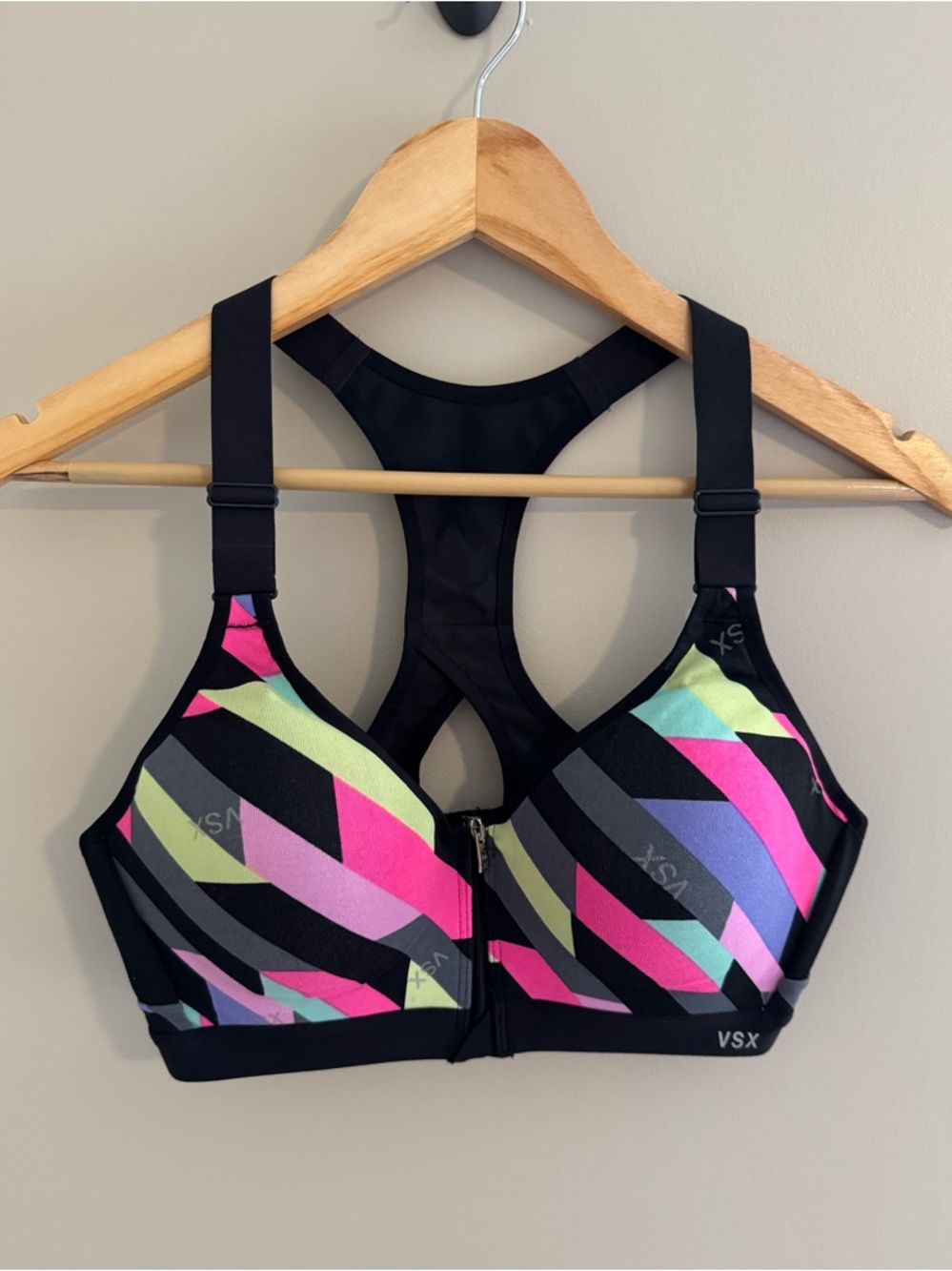 VSX SPORT - Victoria Secret - Front
Closure Sports Bra - Size 36B